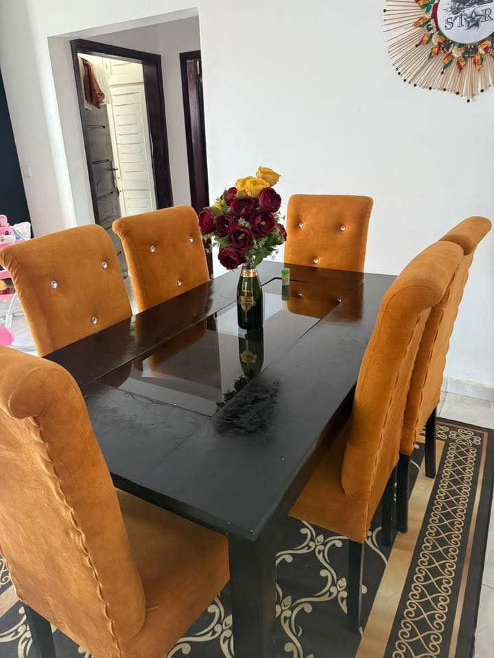 TABLE A MANGER + 6 CHAISES